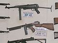 Maschinenpistolen (v. o.) MP40, Thompson M1928A1 und (anachronistisch) Sterling-Maschinenpistole