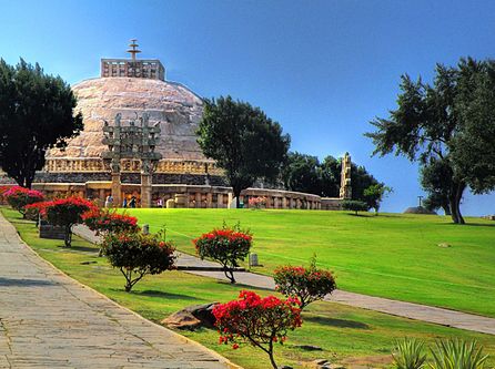 Stupa e madhe në Sanchi në Indi i konsideruar një gur themeli i arkitekturës budiste