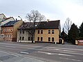 Doppelwohnhaus in offener Bebauung und erhaltener Teil einer Scheune im Hof