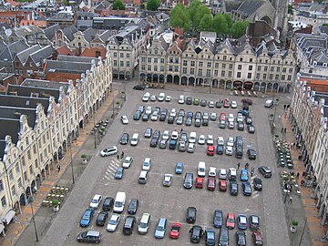 De Place des Héros vanaf het belfort (2009), toen het plein nog niet verkeersvrij was