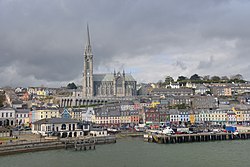 Cobh von der Seeseite mit St.-Colman-Kathedrale