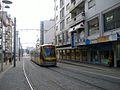 Een Flexity Swift tram in Rua Dr. Carlos Pires Felgueiras tussen Forúm Maia en Parque da Maia.