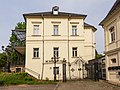 Villa, Nebengebäude, Pavillon, Einfriedungsmauer und Villengarten