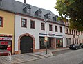 Wohnhaus in geschlossener Bebauung, mit Hofgebäude und Hinterhaus an der Stadtmauer