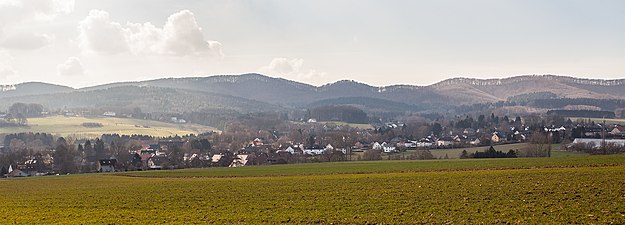 Gezicht op Hörste (links) en Stapelage (rechts). Op de achtergrond het Teutoburger Woud.