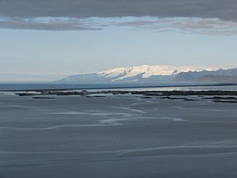 Hvannadalshnúkur in de ochtend met Höfn in de zee.