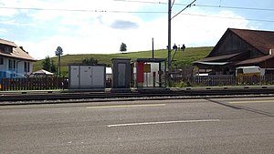 Shelter on platform behind carriageway