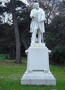 Michel Eugène Chevreul szobra a párizsi Jardin des plantes területén. Léon Fagel alkotása