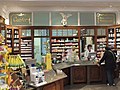 Wohn- und Geschäftshaus in geschlossener Bebauung, mit Hofgebäuden und Apotheke (mit originaler Apothekenausstattung)