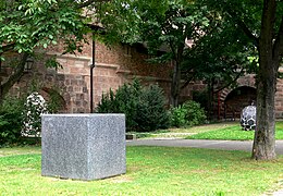 Stein zur Meditation (1987), Skulpturengarten im Zwinger der Frauentormauer, Nürnberg