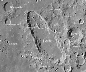 Bayer (rechts) und Umgebung (LROC-WAC)