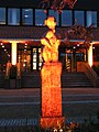 Tonskulptur „Befreite Formen“ vor dem Rathaus