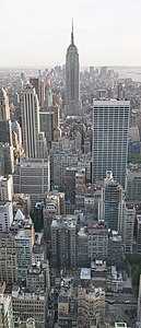 ABD'nin en büyük şehri New York'ta Manhattan Adasında bulunan Empire State Binası ve çevresinin Rockefeller Center'dan panoramik görünümü (Üreten: Dschewen)