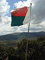 Dalgalanan Madagaskar bayrağı