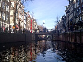 De Majoor Bosshardtbrug op de Amsterdamse Wallen, gezien naar het Noorden. 7 januari 2015