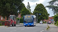 Blau-weißer Low-Entry-Bus von Jacobs Reisedienst.