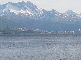 Uitzicht over de Herjangsfjord vanaf Bjerkvik, met aan de overzijde van het water de stad Narvik