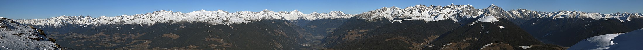 Félpanorama-kilátás észak felé a Kronlatz csúcsáról. Baloldalt (északnyugaton) a Ziller-völgyi Alpok (Zillertaler Alpen), középen (északon) a Tauferer-völgy és az Antholzi-völgy bejárata, jobbra (északkeleten) a Rieserferner-hegycsoport.