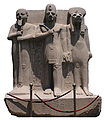 Ο Ραμσής Β΄ πλαισιωμένος από τον Πτα (αριστερά) και την Σεκχμέτ