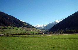 Blik in het Sarntal, met op de achtergrond een deel van de Sarntaler Alpen