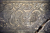 Kabartma sanatıyla hazırlanmış bir mezar taşı
