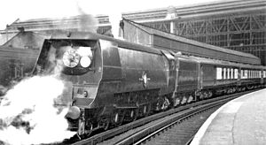 Merchant Navy 21C18 „British India Line“ 1946 vor dem Bournemouth Belle im Bahnhof London Waterloo