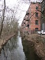 Letzte Wohnbebauung vor dem Leipziger Auwald etwa in der Mitte des Flusslaufes