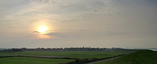 Ditzum, silhouet, met rechts op de achtergrond Emden (2008)