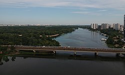 De brug tussen Hidropark en de linkeroever