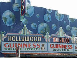 Κτίριο με τοιχογραφία που δείχνει πολλές γεωσφαίρες και πινακίδες με την επιγραφή Hollygood Guinness World Records kai Hollywood Guinnsess Museum.