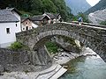 Il ponte dell’amicizia (11. Jh.) mit Dorfteil De la del Pont und Granit-Steinbruch