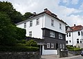 Wohnhaus mit Garagenanbau und Stützmauer