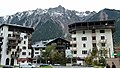 Blick von Chamonix auf den Brévent (Mitte) und Planpraz (rechts)