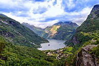 Phần bên trong vịnh hẹp Geirangerfjord và làng Geiranger