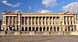 Vorlage für die Free Library war das Hôtel de la Marine in Paris (1774) von Ange-Jacques Gabriel