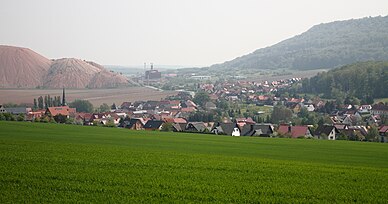 Kali-Abraumhalde mit Ort Holungen