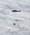 Transport der Ausrüstung zum Morteratschgletscher per Hubschrauber.