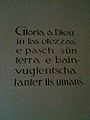 Wandinschrift auf Vallader: Ehre sei Gott in der Höhe und Friede auf Erden und unter den Menschen ein Wohlwollen