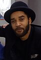 Samuel Anderson interpreta William