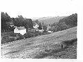 Alt-Wettringhof um 1935 aus südwestlicher Richtung. Im Hintergrund sichtbar: Der Südhang, an dem sich heute Neu-Wettringhof befindet, ist noch unbebaut.