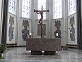 Altar, Kruzifix und Evangelisten