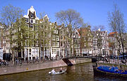 Brouwersgracht at the Herengracht with the 'Melkmeisjesbrug'.