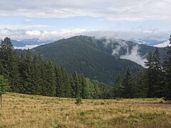 Der Hochanger von Süden. Mittig das Dürreck, die Wiesenfläche mit Schutzhaus rechts in den Wolkenfetzen