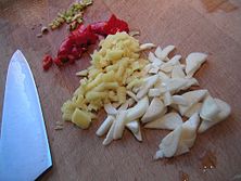 Ψιλοκομμένη πιπερόριζα (έμπροσθεν προς επάνω στη φωτογραφία: σκόρδο, πιπερόριζα, καυτερή πιπεριά, λεμονόχορτο).