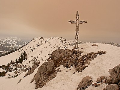 Hörndlwandgipfel mit Gurnwandkopf im Hintergrund. Seltene Föhnlage mit Saharastaub, 21. Februar 2004.