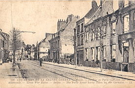 Η rue de Paris γύρω στα 1918, πυρπολημένη από τα γερμανικά στρατεύματα.