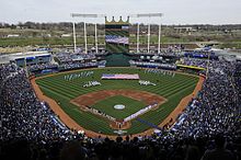 Das Kauffman-Stadium wurde 2009 renoviert und mit einer hochauflösenden Anzeigetafel ausgestattet.