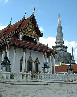 Phra Boromathat Chedi atau Phra That Nakhon