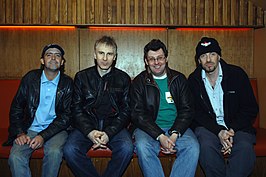 Stiff Little Fingers in de meest recente bezetting, met zanger Jake Burns als tweede van rechts (foto: 2006)