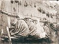 Teppichknüpferinnen an einem aufrechten Dorfwebstuhl, Antoin Sevruguin um 1890